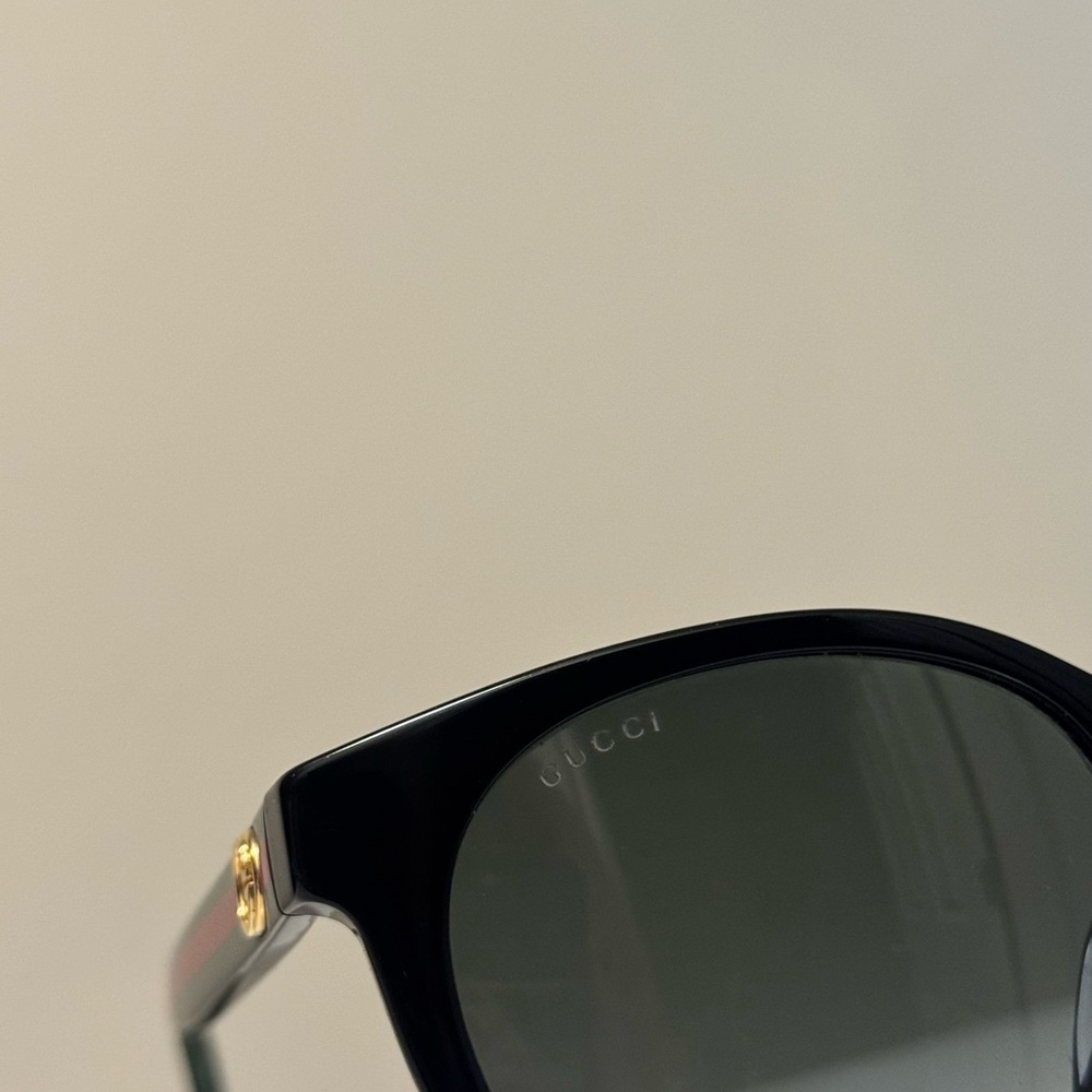 Authentic Gucci Woman’s Black Sunglasses with Classic Green and Red Accents - Picture 5 of 9